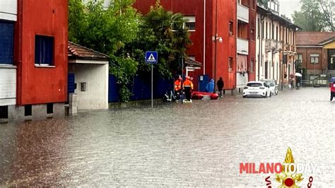 Temporale A Milano Esonda Il Lambro E Cadono Gli Alberi