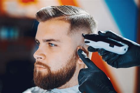 Stilvoller Mann Der In Einem Friseursalon Sitzt Kostenlose Foto