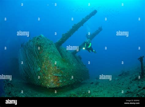 Taucher Und Twin Zoll Kaliber Pistole Auf USS Saratoga Marshallinseln Bikini Atoll