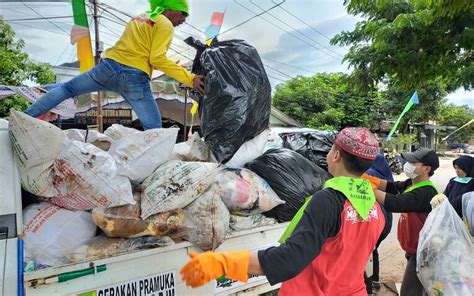 Orang Relawan Kebersihan Bersihkan Sampah Pasca Haul Abah Guru