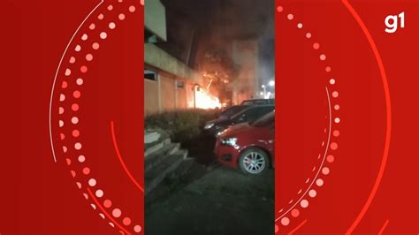 Vídeo Incêndio atinge um prédio abandonado na noite de quarta feira