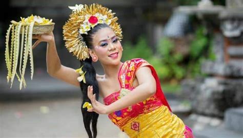 pengertian seni tari pendet  sejarah fungsi gerakan