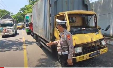 Diduga Rem Blong Bus Tabrak 4 Kendaraan Di Simpangempat Lampu Merah