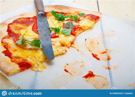 Pizza Italienne Margherita Photo Stock Image Du Délicieux 235025432