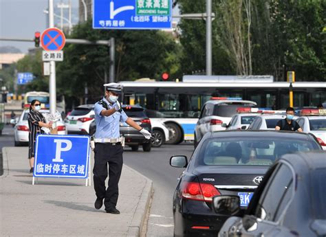 直击高考首日：交警现场疏导，老师和考生击掌、拥抱 考点