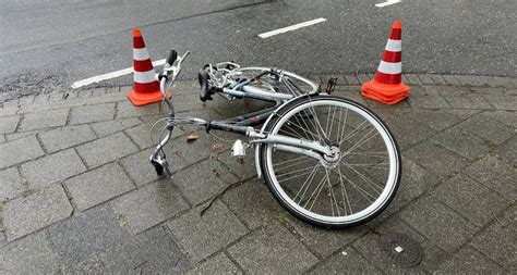 Fietsster Gewond Naar Ziekenhuis Na Botsing Met Auto Nu Nl