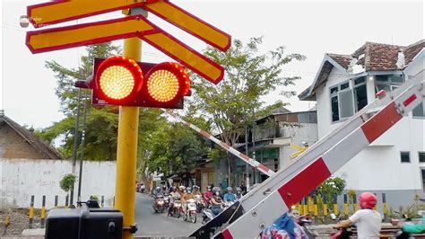 Railroad Crossing Indonesia Perlintasan Kereta Api Kediri Youtube