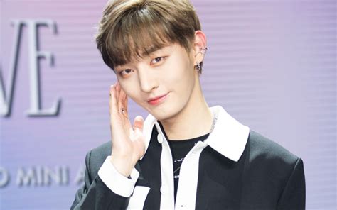 Yoon Ji Sung Offers Supportive Message To Former Wanna One Groupmates