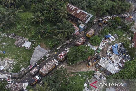 Antrean Truk Sampah Mengular Di Tpa Cipayung Antara News