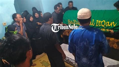 Isak Tangis Keluarga Pecah Saat Jenazah Egi Yoga Diduga Jadi Korban