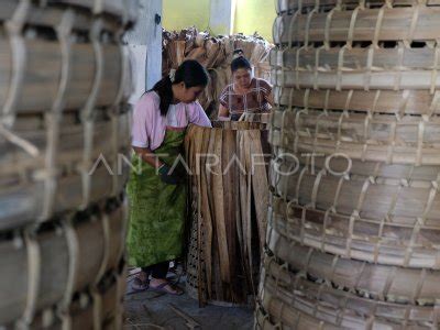 Pembuatan Keranjang Tembakau Antara Foto