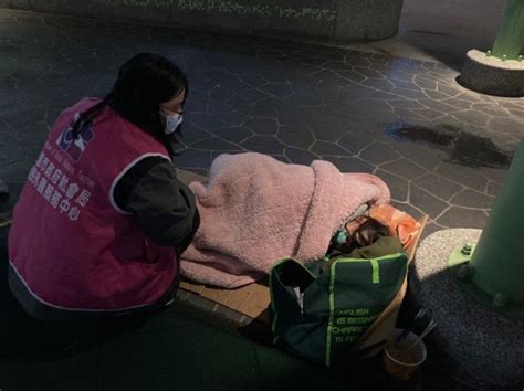 氣溫驟降 桃市社會局夜訪關懷街友