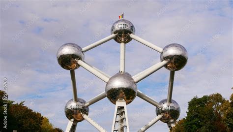 Atomium de Bruxelles en Belgique Structure futuriste de 9 sphères en