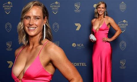 Ellyse Perry Shows Off Her Eye Popping Cleavage In A VERY Low Cut Dress