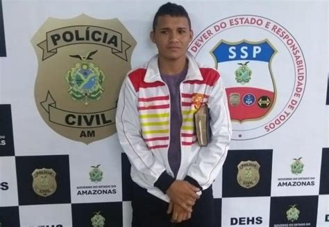 Homem Envolvido Na Morte De Sargento Da Pm Se Entrega Segurando Uma