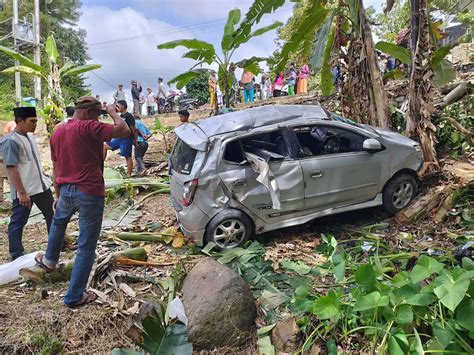 Di Sungai Penuh Agya Terjun Bebas Ke Jurang