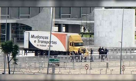 Caminhão De Mudança Está No Palácio Do Planalto Um Dia Após Ir Ao