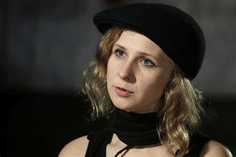 Članice skupine Pussy Riot v odsotnosti obsojene na zaporno kazen zaradi protivojnih nastopov