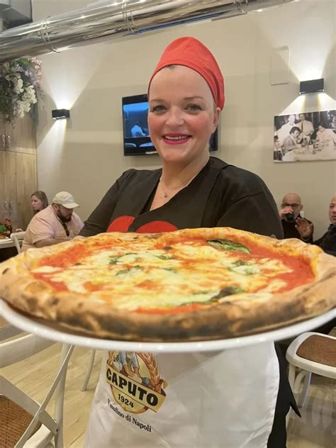 La Nuova Pizzeria Di Teresa Iorio A Via Foria A Napoli