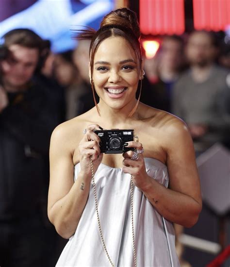 Tessa Thompson Una Simp Tica De Paparazzi En El Estreno De Su Nueva