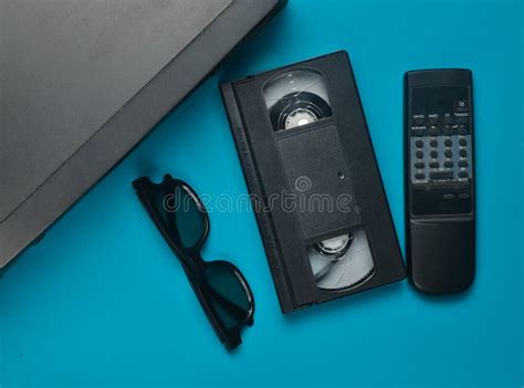Игрок Vhs, видео- кассета, стекла 3d на желтой предпосылке Устарелые ...