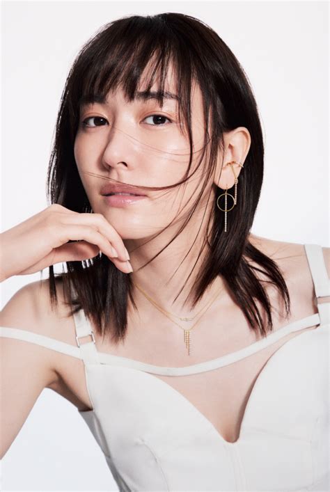 新垣結衣と輝く「アーカー」のホリデージュエリー Elle[エル デジタル]