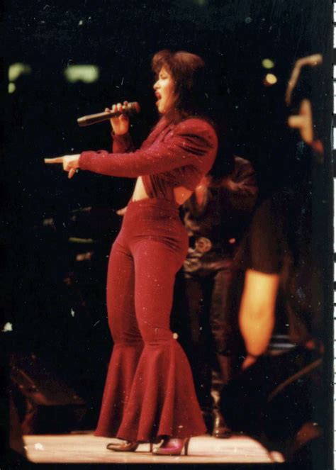 Remembering Selenas Astrodome Performance On The Anniversary Of Her