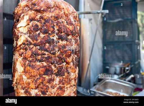 Carne De Pollo A La Parrilla En Un Asador Vertical Utilizado En La