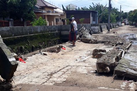 Hujan Deras Sebabkan Tanggul Kali Cakung Bekasi Jebol