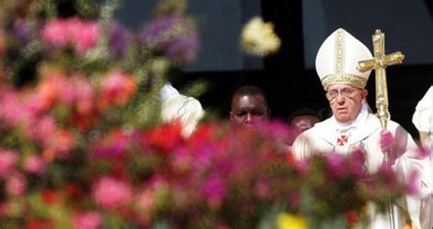 Papa Francisco pide la paz mundial durante la celebración del domingo