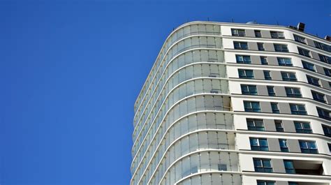 Un Edificio Alto Con Muchas Ventanas Y Un Fondo De Cielo Azul Foto