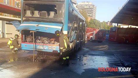 Incendio In Autostazione Fiamme Sull Autobus Paura Per I Passeggeri