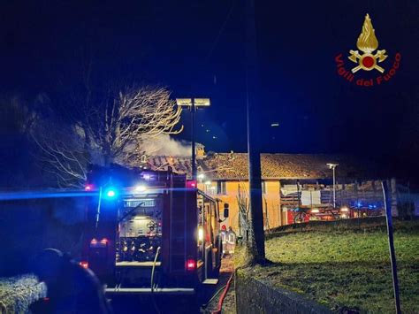 Clusone Incendio Al Tetto Di Una Cascina Foto Photogallery