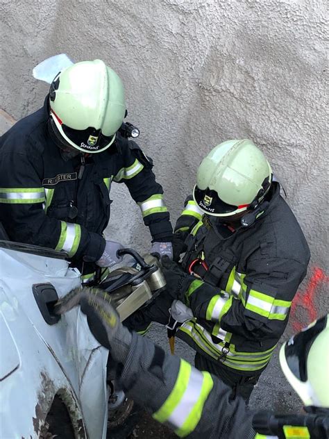 Probe Personenbefreiung Aus Pkw Ortsfeuerwehr Schruns