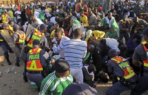 Massenpanik Bei Wm Test Tumulte In Johannesburg Der Spiegel