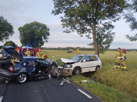 Trzy osoby poważnie ranne w wieczornym wypadku na DK 15 Lądował