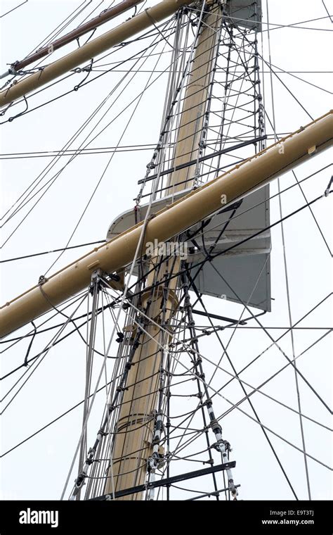 Mast Rigging Hi Res Stock Photography And Images Alamy