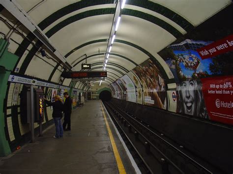 The Tube: Top 10 Etiquette Tips for the Tourist on the London