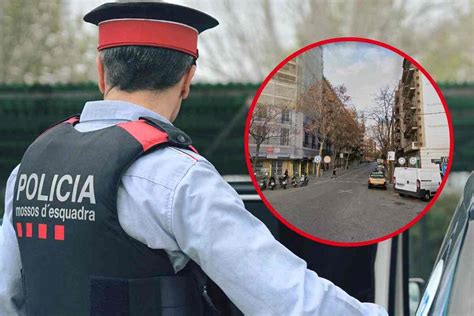 Apareix Un Home Penjat D Un Arbre A L Eixample De Barcelona