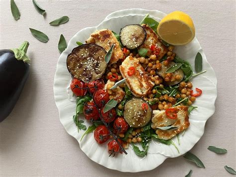 Salade Met Halloumi Aubergine Kikkererwten En Tomaten Lekker Tafelen