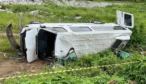 Idoso morre e seis pessoas ficam feridas após van capotar