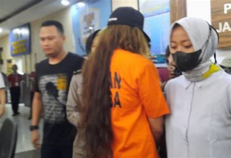 Begini Penampakan Model Cantik Kareniana Usai Ditangkap Dan Mengenakan