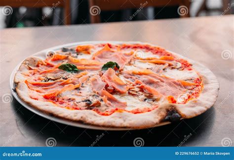 Pizza Cozida Presunto E Cogumelos Molho Vermelho E Queijo