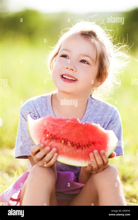 Mädchen Mit Wassermelone Im Freien Stockfotografie Alamy