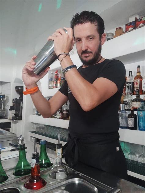 Barman Di Ponza Salva Un Falco A Mani Nude H24 Notizie Portale