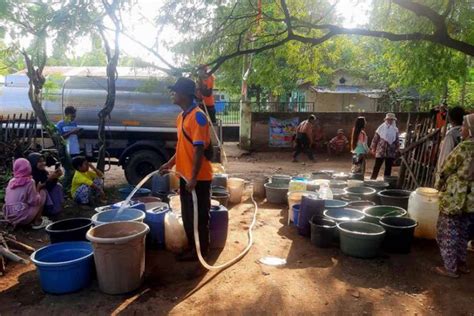 Sebagian Warga Kesulitan Air Bersih Di Situbondo Andalkan Tadah Hujan