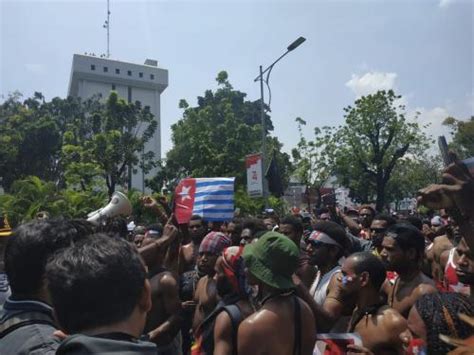 Gelar Aksi Damai Warga Papua Long March Ke Istana Merdeka Okezone