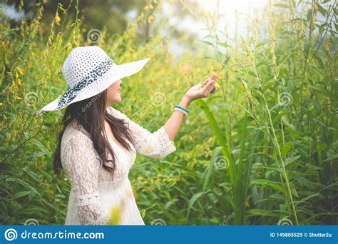 Muchacha Atractiva Asi Tica En Bikini Y Sombrero Con La Fruta Del Coco My XXX Hot Girl