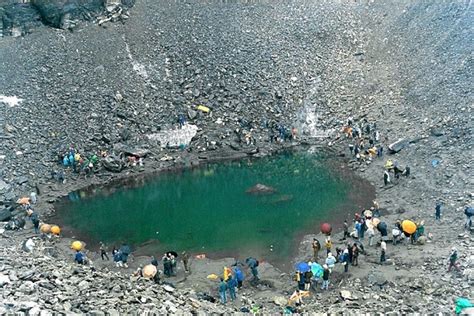 किसी झील में कंकाल तो कहीं कब्रों पर परोसते हैं खाना क्या आपने देखी