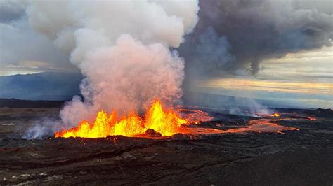 Mauna Loa Gunung Berapi Terbesar Di Dunia Muntahkan Lava Foto Tempo Co